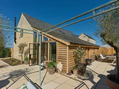 Cotswold Barn Bentham 18