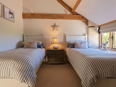 Cotswold Barn Bentham 3