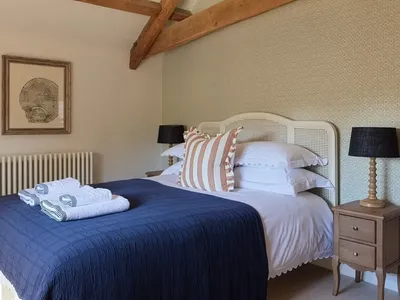 Cotswold Barn Bentham 32